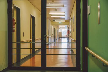 Ekim 2018. Almanya Helios Klinikum Krefeld. İç hastane içeride. Geniş ıssız istasyon koridorları, yeni hastanenin zemini, Alman Avrupa tıbbı. Sağlık kliniği iç teması.