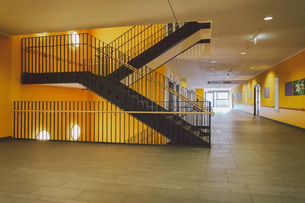 2018年10月ドイツのヘリオス クリニクム クレフェルト内陸部の病院 駅の広々としたさびれた廊下 新しい病院の床 ドイツのヨーロッパ医学 ヘルスケアクリニックインテリアのテーマ — ストック写真
