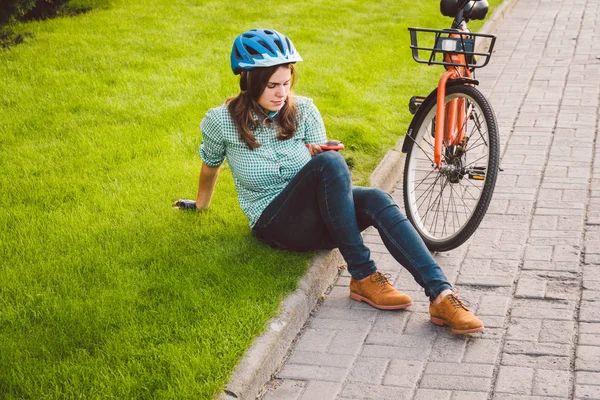 Bicicletta Rotolamento Uomo Città Trasporto Ecologico Bella Giovane Operaia Caucasica — Foto Stock