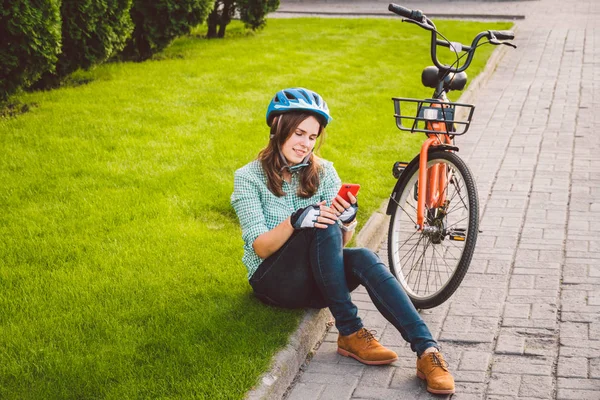 Nsan Şehir Bisikleti Çevre Dostu Ulaşım Çimlerin Üzerinde Dinlenen Güzel — Stok fotoğraf