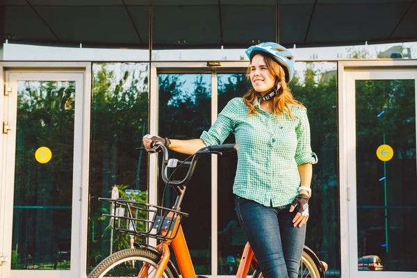 Motosiklet Üzerinde Çalışmak Için Tema Genç Beyaz Bir Kadın Ofise — Stok fotoğraf