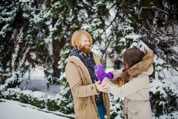 Jeune Garçon Caucasien Avec Une Barbe Une Fille Ont Une — Photo