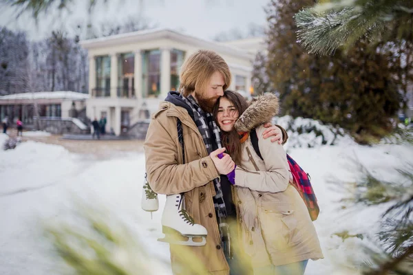 Молодая Любящая Пара Белый Мужчина Длинными Светлыми Волосами Бородой Женщина — стоковое фото