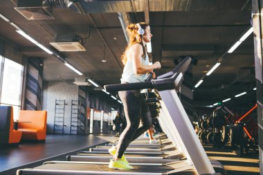 Spor ve müzik temasıdır. Güzel bir şişirilmiş kadın spor salonunda bir koşu bandı üzerinde çalışır. Kafasında büyük beyaz kulaklık, kilo kaybı için bir kardiyo egzersiz sırasında kız müzik dinliyor.
