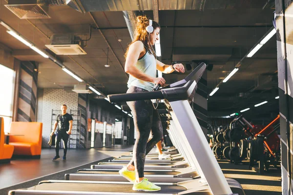 Hermosa Joven Con Trenes Pelo Largo Gimnasio Una Cinta Correr — Foto de Stock