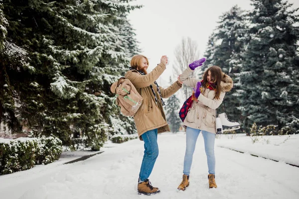 冬に若いカップルの日 ひげと長い髪の女性と子供雪玉は浮気の若い白人男性冬ゲーム バレンタインの日の雪に覆われた森の中で — ストック写真