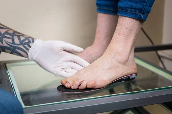 Tıp, ortopedik, bireysel, sağlık, Ortopedi uzmanı, Doktor, hastalık, uzman, gösterir, ayaklar, tabanlık, düz taban, ortez, tıp, iç taban, ayak, arka plan, sağlıklı, kurtarma, Masaj, ışık, egzersizleri, Doktor, flat-footedness, yaralanma, bacak, pro