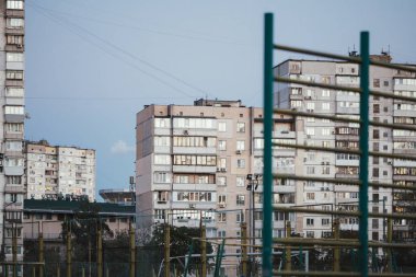 Getto mimari Sovyetler Birliği'nin çöküşü. Echo SSCB. Obolon Kiev şehir Ukrayna İlçesi'nde akşam ülke yüksek katlı evler.