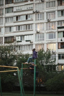 Getto mimari Sovyetler Birliği'nin çöküşü. Echo SSCB. Obolon Kiev şehir Ukrayna İlçesi'nde akşam ülke yüksek katlı evler.