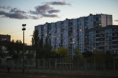 Getto mimari Sovyetler Birliği'nin çöküşü. Echo SSCB. Obolon Kiev şehir Ukrayna İlçesi'nde akşam ülke yüksek katlı evler.