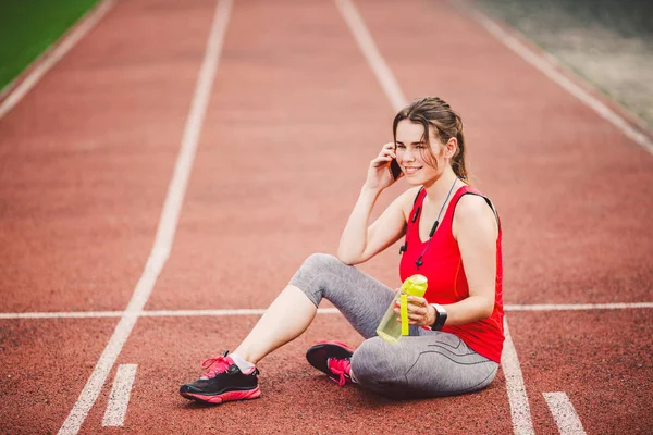 Sport Technologie Krásná Mladá Žena Kavkazský Ohonu Sedí Odpočívá Cvičení — Stock fotografie