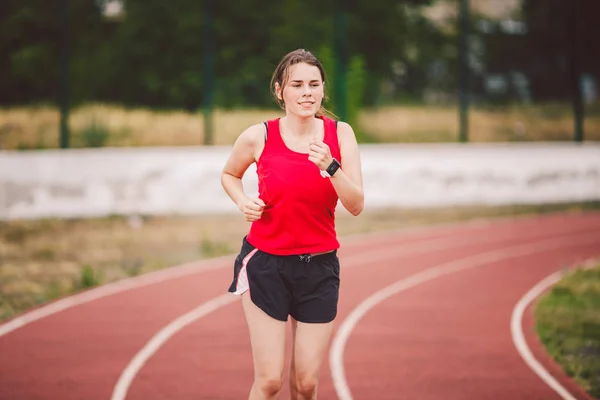 Linda Jovem Atleta Mulher Caucasiana Com Seios Grandes Camiseta Vermelha — Fotografia de Stock