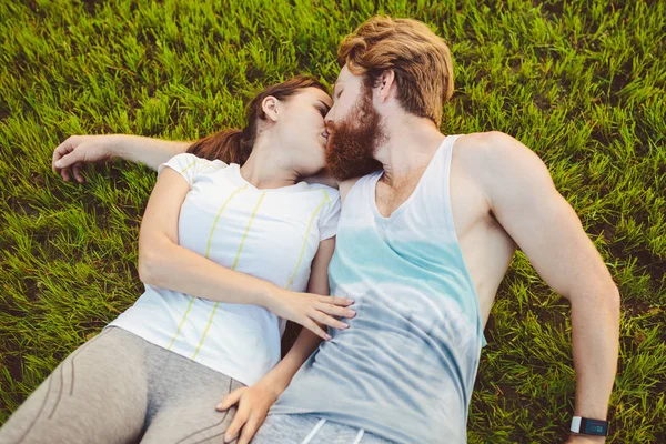 Tema Esporte Estilo Vida Saudável Jovem Casal Está Descansando Deitado — Fotografia de Stock