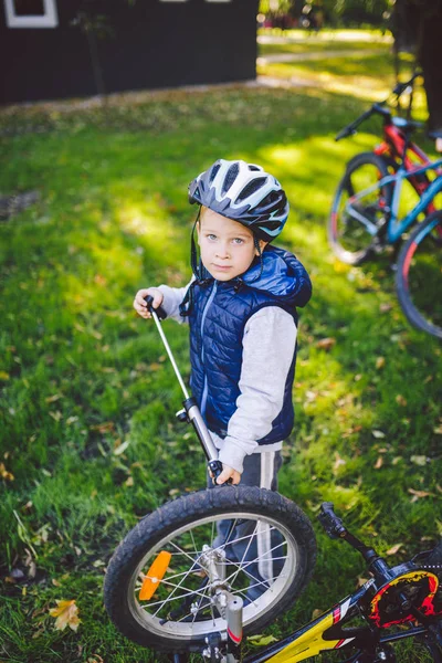 Soggetto Bambino Professione Ragazzino Caucasico Biondo Usa Una Pompa Biciclette — Foto Stock
