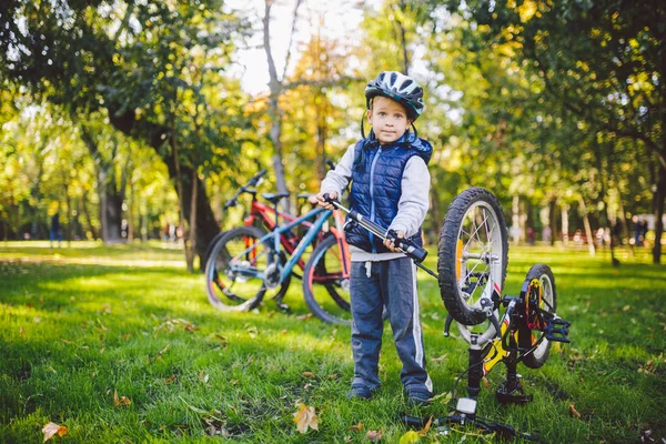 Soggetto Bambino Professione Ragazzino Caucasico Biondo Usa Una Pompa Biciclette — Foto Stock
