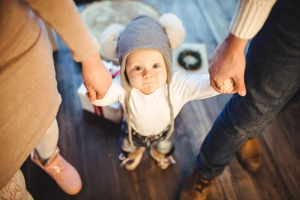 Engraçado Menino Ano Idade Aprendendo Andar Para Casa Inverno Uma — Fotografia de Stock