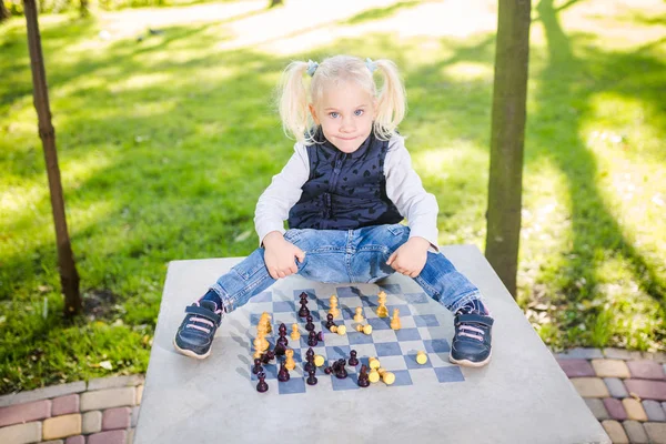 Divertida Niña Rubia Caucásica Quiere Aprender Quiere Escuela Quiere Jugar — Foto de Stock