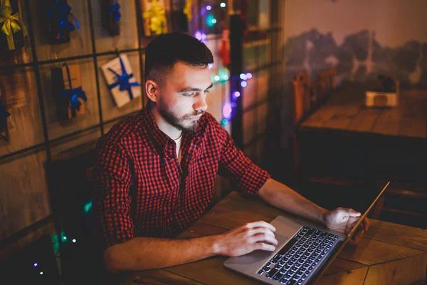 Portret Van Een Jonge Knappe Blanke Man Met Een Baard — Stockfoto