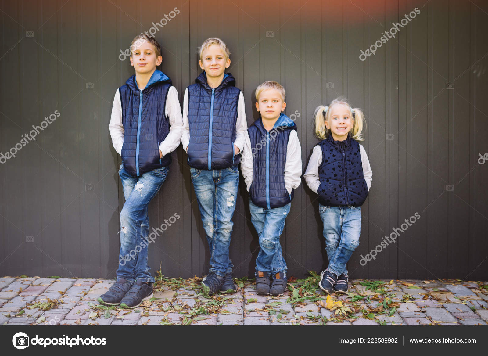 Funny Caucasian Big Family Three Brothers Sister Posing Standing Growth Stock Photo by ©veloliza 228589982 Funny Caucasian Big Family Three Brothers Sister Posing Standing Growth Stock Photo by ©veloliza 228589982