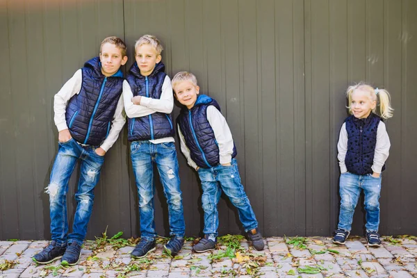 Grappige Kaukasische Grote Familie Van Drie Broers Zus Poseren Staande — Stockfoto