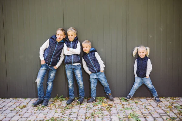 Grappige Kaukasische Grote Familie Van Drie Broers Zus Poseren Staande — Stockfoto