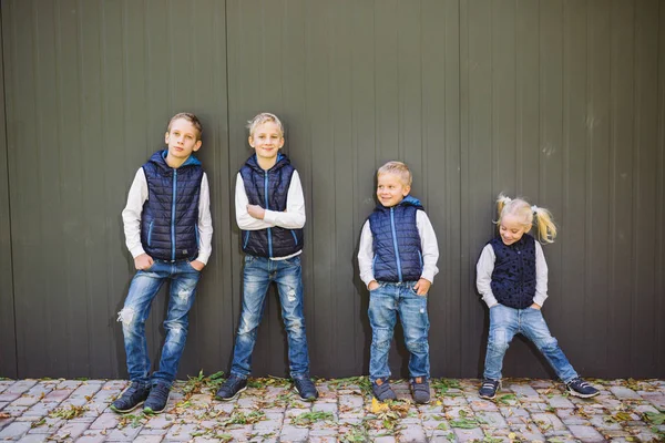 Grappige Kaukasische Grote Familie Van Drie Broers Zus Poseren Staande — Stockfoto