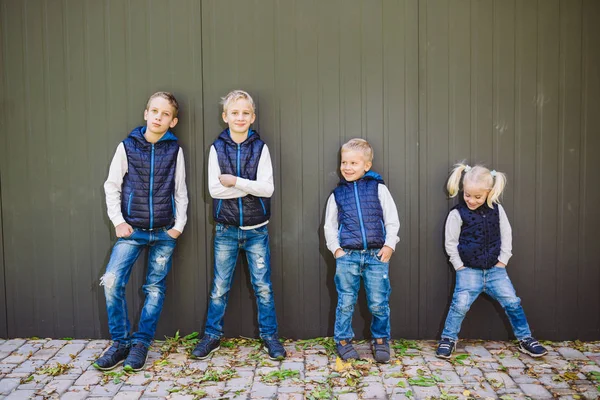 Grappige Kaukasische Grote Familie Van Drie Broers Zus Poseren Staande — Stockfoto