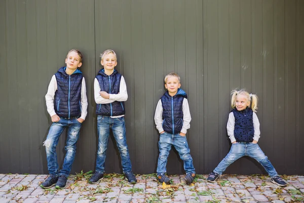 Grappige Kaukasische Grote Familie Van Drie Broers Zus Poseren Staande — Stockfoto