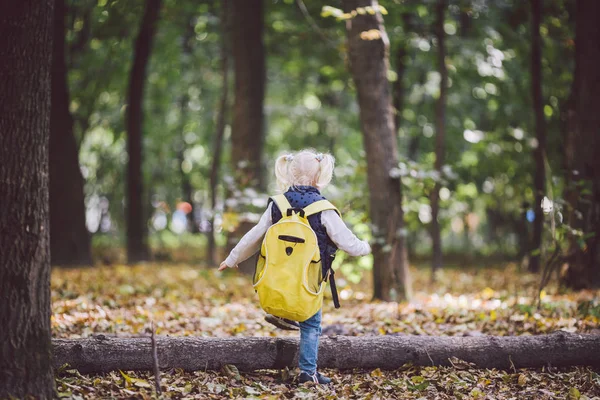 Het Thema Kinderen Outdoor Activiteiten Grappige Kleine Baby Kaukasische Blond — Stockfoto