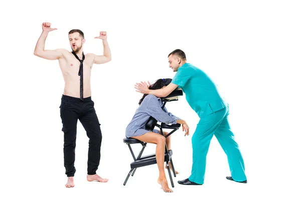 Het thema ontspanning en rust in office. De wachtrij van de werknemers zal wachten op een massage op de uitgenodigde specialist. Hoofd en nek massage op de stoel. Vrolijke blanke man in korte broek en stropdas — Stockfoto