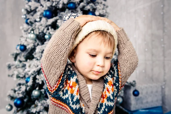 Tema Navidad Niños Niño Pequeño Caucásico Sombrero Caliente Suéter Posando — Foto de Stock