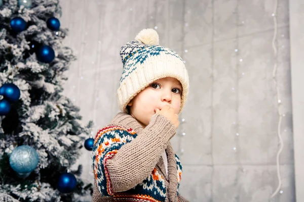 Tema Navidad Niños Niño Pequeño Caucásico Sombrero Caliente Suéter Posando — Foto de Stock