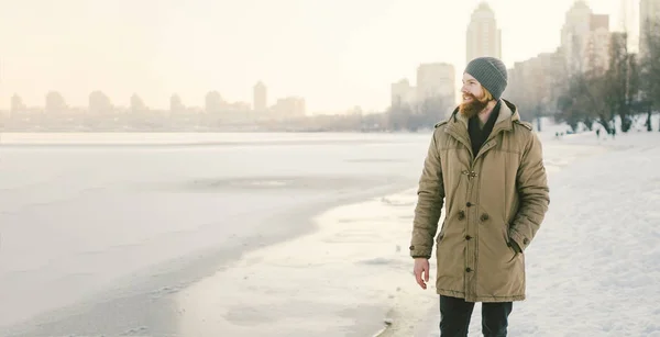 Gros Plan Jeune Homme Caucasien Barbe Cheveux Roux Dans Chapeau — Photo