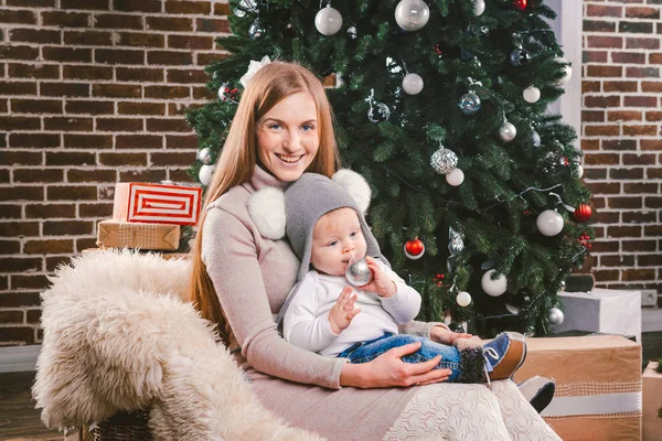 Tema Navidad Invierno Año Nuevo Una Joven Elegante Madre Caucásica — Foto de Stock