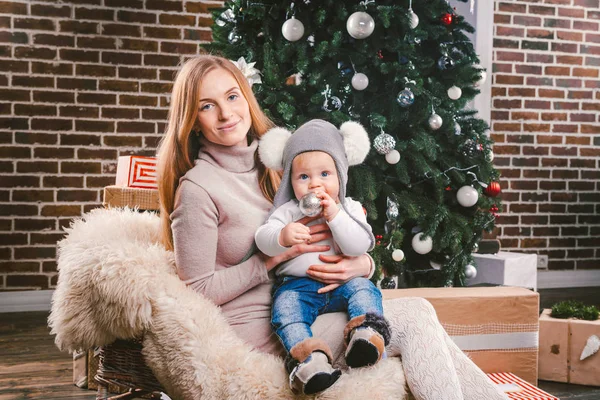 Tema Natal Feriados Inverno Ano Novo Uma Jovem Mãe Caucasiana — Fotografia de Stock