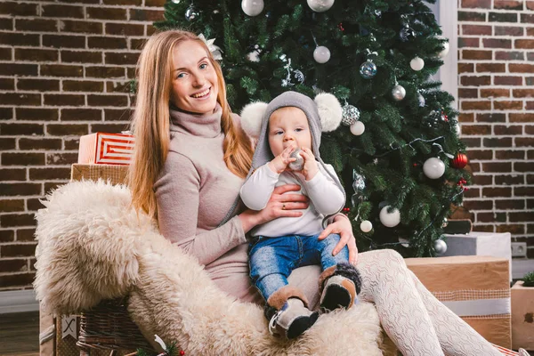 Tema Navidad Invierno Año Nuevo Una Joven Elegante Madre Caucásica — Foto de Stock