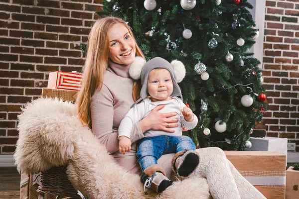 Tema Navidad Invierno Año Nuevo Una Joven Elegante Madre Caucásica — Foto de Stock