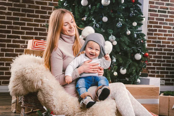 Tema Natal Feriados Inverno Ano Novo Uma Jovem Mãe Caucasiana — Fotografia de Stock