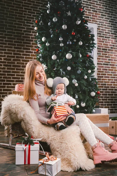 Tema Navidad Invierno Año Nuevo Una Joven Elegante Madre Caucásica — Foto de Stock