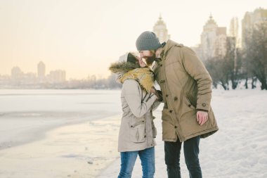 Tema Noel tatil kış yeni yıl. Seven çift genç şık beyaz donmuş bir gölün kıyısında yürüyüş Heteresexual. Tarih. Sevgililer günü gün batımında kışın. Aşk ve romantizm Tema.