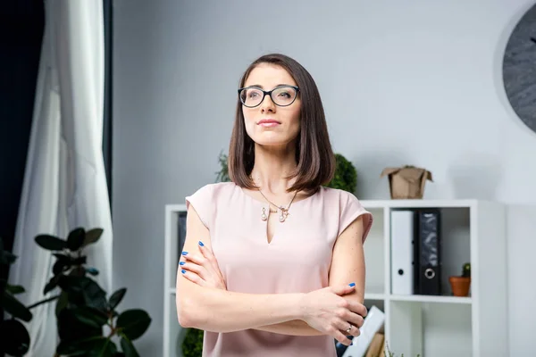 Retrato Una Hermosa Joven Caucásica Años Gafas Blusa Rosa Está — Foto de Stock