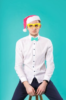 Yeni yıl tema Noel kış tatil ofis şirket çalışanları. duygu hoşnutsuzluk, hayal kırıklığı yorgun, poz portre Kafkas erkek iş komik Santa Claus şapka gözlük akşam parti dinlenme