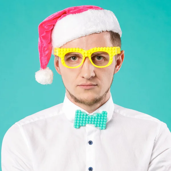 Новий рік теми Різдва зимових свят office співробітників компанії. портрет кавказьких чоловічого бізнес смішні Санта Клауса капелюх окуляри позують емоції невдоволення, розчарування втомився, відпочинок вечір — стокове фото