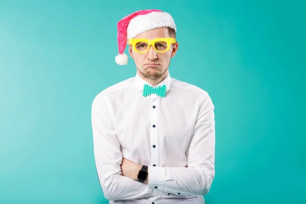 Новий рік теми Різдва зимових свят office співробітників компанії. портрет кавказьких чоловічого бізнес смішні Санта Клауса капелюх окуляри позують емоції невдоволення, розчарування втомився, відпочинок вечір — стокове фото