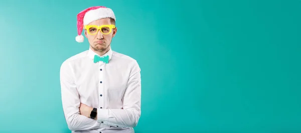 Nowy rok tematu Boże Narodzenie zimowe wakacje biuro pracowników firmy. portret kaukaski mężczyzna biznesu Śmieszne Santa Claus kapelusz okulary pozowanie emocji niezadowolenia, rozczarowania zmęczony, reszta wieczorne — Zdjęcie stockowe