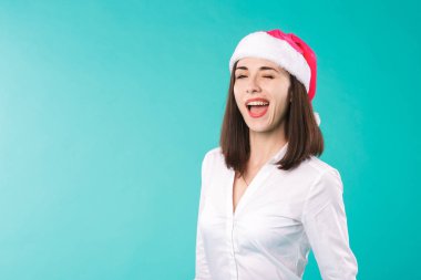 Yeni yıl tema Noel kış tatil ofisi şirket çalışanları. portre genç kafkas kadın işadamı beyaz gömlek duygu şaka, sevinç mutluluk gülmek yüz buruşturma poz komik santa claus şapka.