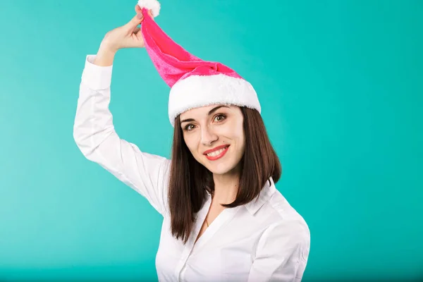 Новорічна тема Різдвяні зимові канікули офіс співробітників компанії. портрет молодої білої жінки бізнесмен біла сорочка в смішному капелюсі Санти Клауса, що позує емоційний жарт, щастя сміється сміх — стокове фото