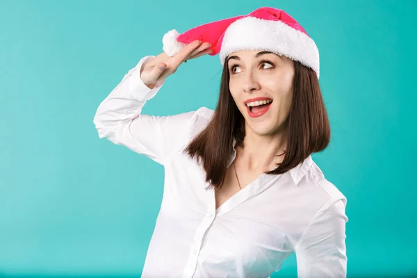 Новорічна тема Різдвяні зимові канікули офіс співробітників компанії. портрет молодої білої жінки бізнесмен біла сорочка в смішному капелюсі Санти Клауса, що позує емоційний жарт, щастя сміється сміх — стокове фото