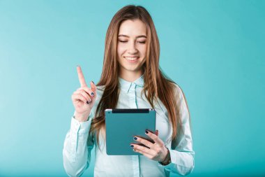 Genç kafkas kadın uzun saçlı office ile bir gömlek bir başparmak tutarak onun elinde bir tablet portresi, bir ünlem işareti iyi bir fikir düşündüm..
