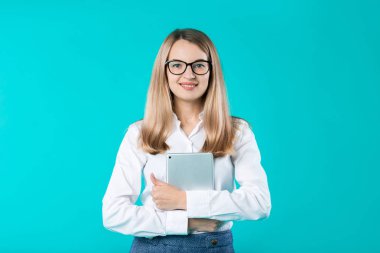 Portre genç kafkas kadın işçi öğretmen eğitmen el Beyaz gömlek office tarzı uzun saç bir tablet ile rehberlik izole teknoloji parlak renk mavi arka plan kullanır.